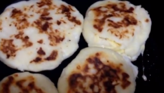 arepas con queso – arepas with cheese