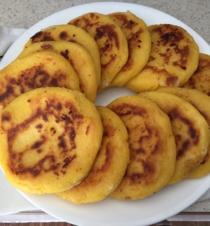 Arepas de queso on a plate